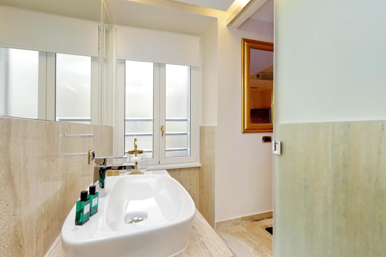 Trevi Diamond Luxury Suites & Jacuzzi Рим Экстерьер фото